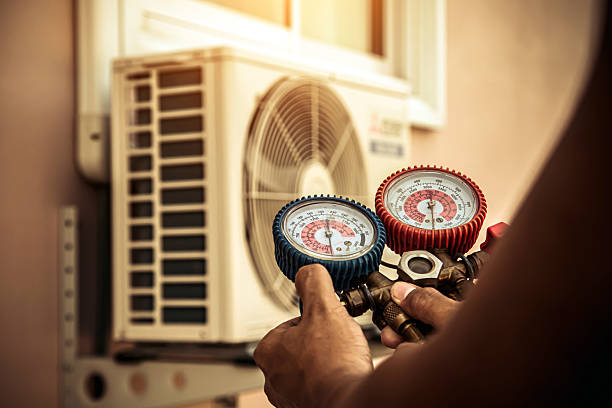 Professional Ac Installation technician working in Pineland, TX